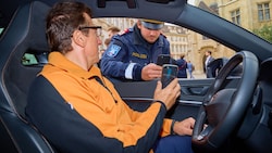 Den digitalen Führerschein kann man überall vorzeigen, wo auch der Scheckkartenführerschein gilt - vorerst allerdings nur in Österreich. (Bild: BMI / A. Tuma)
