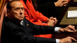 Silvio Berlusconi will seinen „Freund“ Wladimir Putin bis Weihnachten zum Abzug überreden. (Bild: AP)