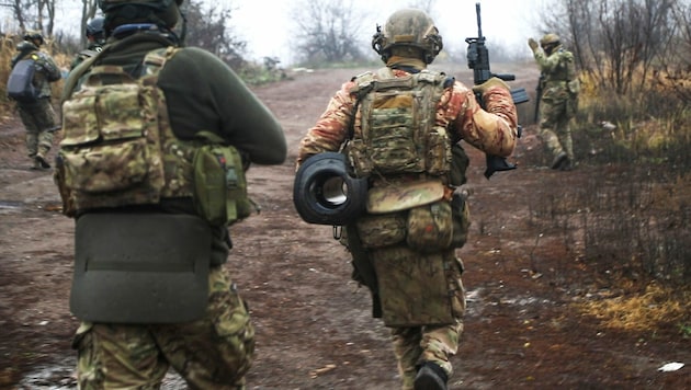 Ukrainische Soldaten im Osten des Landes (Bild: AP)