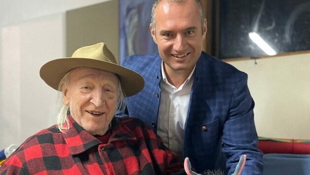 Auch zum 92. Geburtstag besuchte Ober-Aiderbichler Dieter Ehrengruber sein Ehrenmitglied Karl Merkatz. (Bild: zVg)