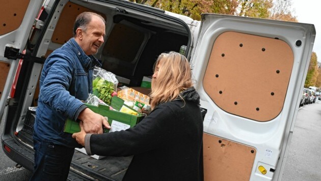 SoMa-Mitarbeiter Rudi Bartolot liefert morgens Kartons mit Gemüse, Obst, Milchprodukten und mehr aus. (Bild: EVELYN HRONEK)