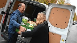 SoMa-Mitarbeiter Rudi Bartolot liefert morgens Kartons mit Gemüse, Obst, Milchprodukten und mehr aus. (Bild: EVELYN HRONEK)