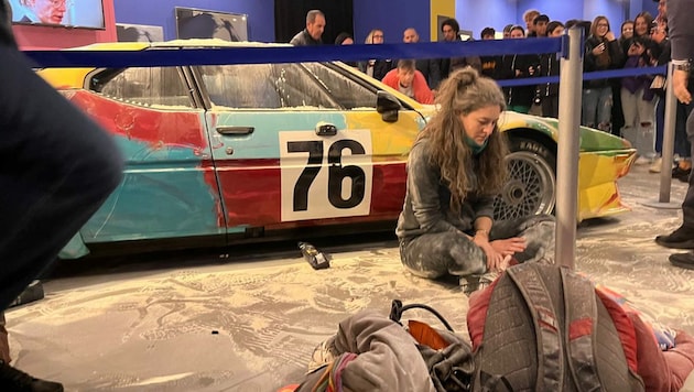 Ein neuer Protest von Aktivisten der Gruppe Letzte Generation hat in Mailand für Aufsehen gesorgt. Vier Aktivisten streuten acht Kilogramm Mehl auf ein von Andy Warhol dekoriertes Auto bei einer Ausstellung mit Werken des berühmten Pop-Art-Künstlers und klebten danach ihre Hände darauf. (Bild: AFP)