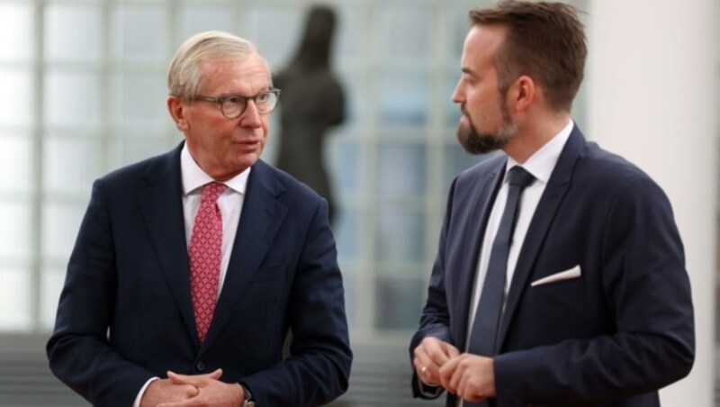 Landes-Chef Wilfried Haslauer (links) wird sich mit Michael Baminger, ab Jänner Boss der Salzburg AG, noch oft über die Steuer auf Übergewinne unterhalten. (Bild: Tröster Andreas)