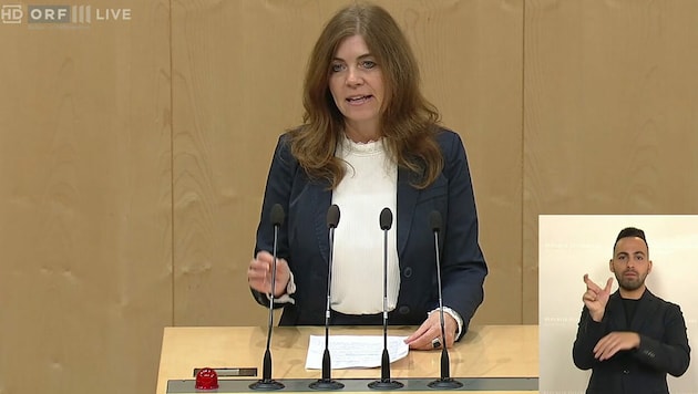 Angela Baumgartner bei ihrer kuriosen Rede im Parlament (Bild: Screenshot ORF)