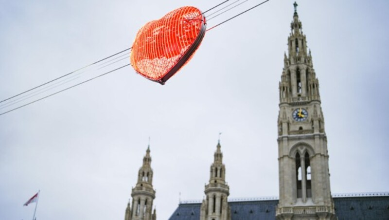 Neue Attraktion: Von einem 13 Meter hohen Turm aus schwebt ein großes Herz direkt zum allseits beliebten Herzerlbaum. (Bild: APA/EVA MANHART)