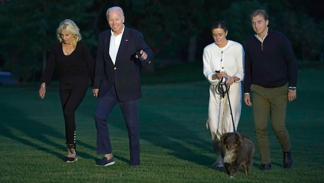 Joe und Jill Biden mit Naomi Biden und Peter Neal (Bild: AP Photo/Susan Walsh, File)