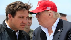 Nicht so impulsiv wie Trump, aber mit der gleichen extremen Politik: Herausforderer Ron DeSantis (Bild: AP)