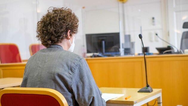 Im März saß der Biobauer ordentlich mit Schutzmaske vor der Richterin. (Bild: Einöder Horst)
