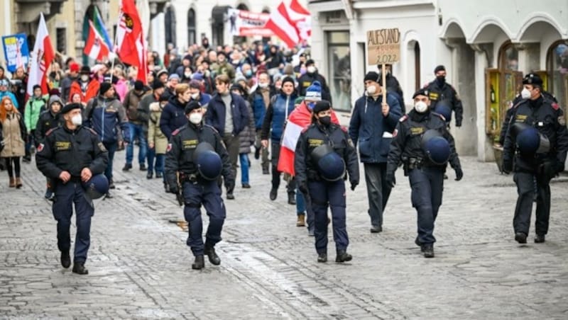 Bei den vielen „Spaziergängen“ ließen Corona- Kritiker ihrem Unmut freien Lauf. (Bild: Alexander Schwarzl)