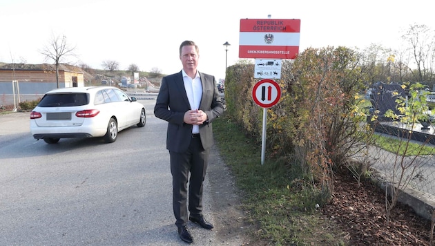 Bürgermeister Hoffmann will den Grenzverkehr mit einem Schranken eindämmen. (Bild: Judt Reinhard, Krone KREATIV)