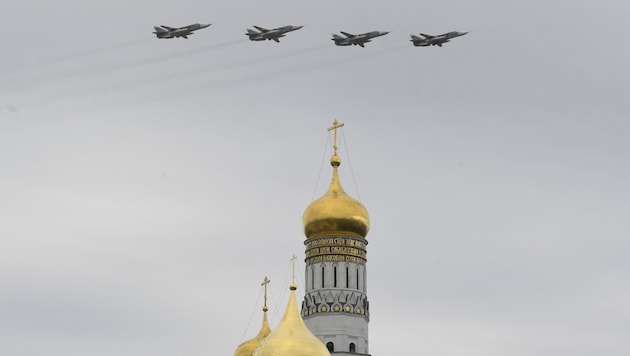 Russische Sukhoi SU-24-Bomber fliegen über dem Kreml in Moskau (Archivbild) (Bild: AFP)
