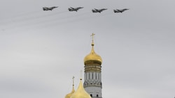 Russische Sukhoi SU-24-Bomber fliegen über dem Kreml in Moskau (Archivbild) (Bild: AFP)