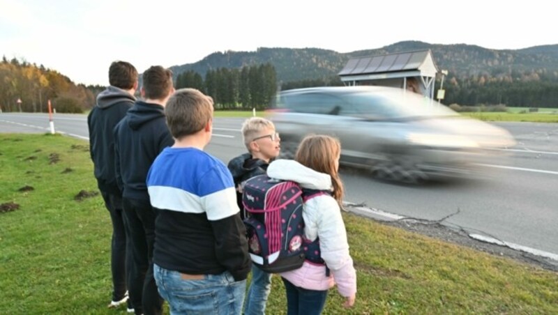 Die Kinder haben Angst, die Straße zu überqueren. Bürger laufen Sturm und kündigen bereits eine Straßensperre an. Bürger (Bild: Hronek Eveline)