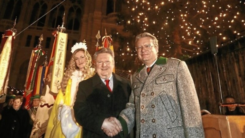 Bürgermeister Michael Ludwig und der steirische Landeshauptmann Christopher Drexler eröffneten mit dem Wiener Christkind. (Bild: Martin Jöchl)