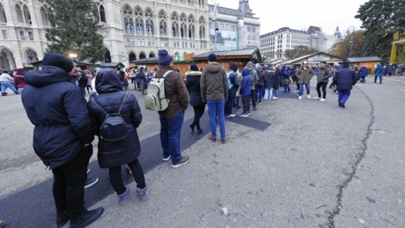 Vor den Gastroständen kam es schon am Eröffnungstag zu langen Warteschlangen. (Bild: Reinhard Holl )