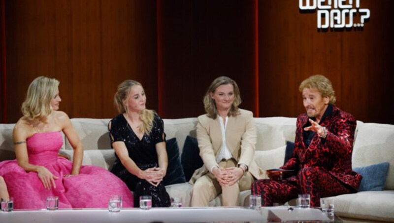 Alexandra Popp (2.v.r.) and Giulia Gwinn (3.v.r.) plauderten mit Thomas Gottschalk und Michelle Hunziker über „ernstzunehmenden Fußball“. (Bild: Philipp von Ditfurth / dpa / picturedesk.com)