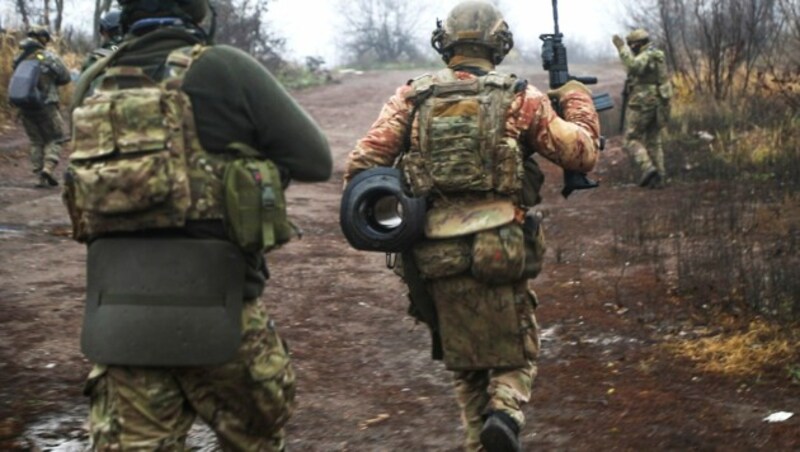 Ukrainische Soldaten ändern ihre Position an einem ungenannten Ort in der Region Donezk, (Bild: Associated Press)