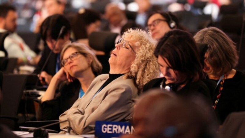 Verhandlung bis 5 Uhr Früh: Nicht nur die deutsche Delegation rund um Außenministerin Annalena Baerbock, nickte bei der nächtlichen Sitzung weg ... (Bild: REUTERS)