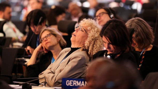 Schläft Umweltministerin Gewessler hier auf der Klimakonferenz? Die FPÖ wollte es genauer wissen. (Bild: REUTERS)