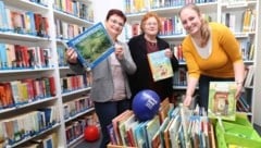 Kulturreferentin Dagmar Händler (links) mit Bibliothekarin Fuchs und Leiterin Petz-Wahl. (Bild: Judt Reinhard)