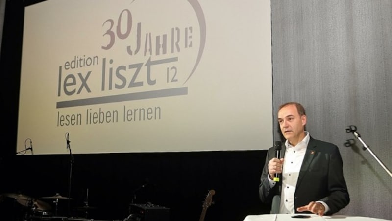 Landesrat Dr. Leonhard Schneemann bei seiner Rede anlässlich 30 Jahre „edition lex liszt 12“ im Offenen Haus Oberwart. (Bild: DANIEL FENZ)