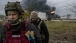Ein ukrainischer Rettungssanitäter und ein Soldat auf einem Ölfeld in Cherson (Bild: AFP)