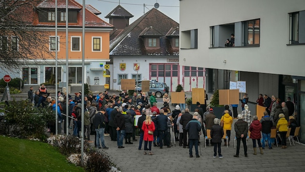 Etwa 150 Bürger versammelten sich am Sonntagvormittag vor dem Gemeindeamt von Scharten zu einer Solidaritätskundgebung. (Bild: Markus Wenzel)