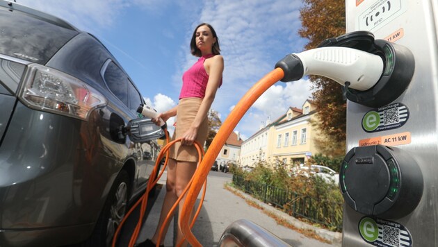 Die steigenden Strompreise etwa der Salzburg AG bekommen auch die Elektro-Auto-Fahrer zu spüren. Sie müssen fürs Tanken doppelt so tief ins Geldbörserl greifen. (Bild: Jöchl Martin)