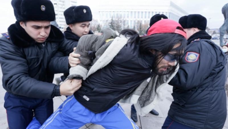 Die Polizei nahm am Wahlsonntag mehrere Demonstranten fest. (Bild: APA/AFP/Ruslan PRYANIKOV)