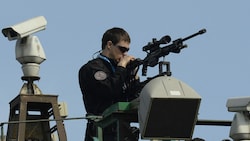 Ein Scharfschütze der FSO (Föderale Schutzdienst) sichert den Roten Platz in Moskau ab. (Bild: AFP)