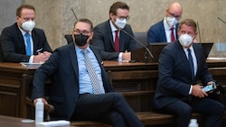 Heinz-Christian Strache und der Mitangeklagte Siegfried Stieglitz im Juli 2022 anlässlich des Prozesses wegen Bestechlichkeit am Straflandesgericht in Wien. (Bild: APA/GEORG HOCHMUTH)