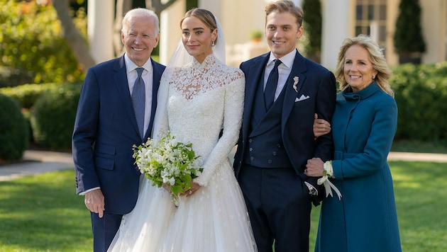 US-Präsident Joe Biden und First Lady Jill Biden posieren mit dem Brautpaar Peter Neal und Naomi Biden Neal vor dem Weißen Haus. (Bild: APA/Adam Schultz/The White House via Getty Images/AFP)