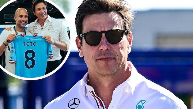 Toto Wolff bekam ein ManCity-Trikot von Pep Guardiola überreicht. (Bild: APA/AFP/MIGUEL MEDINA, twitter.com/MercedesAMGF1)