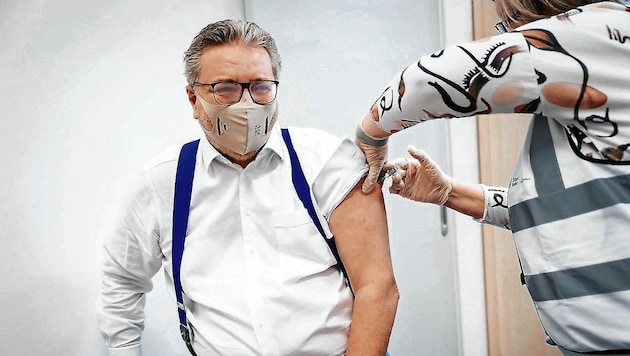 Auch Stadtrat Peter Hacker (SPÖ) holte sich am Montag die Schutzimpfung gegen Influenza. (Bild: David Bohmann / PID)