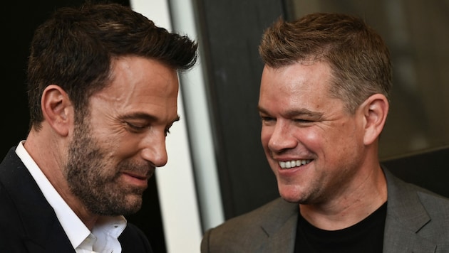 Ben Affleck und Matt Damon sind seit ihrer Jugend Freunde. (Bild: APA/Photo by Marco BERTORELLO/AFP)