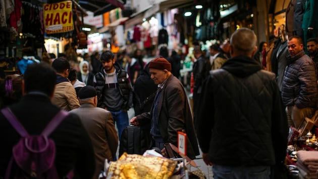Ein Straßenhändler verkauft Handtaschen auf einem Straßenmarkt im Geschäftsviertel Eminonu in Istanbul, (Bild: The Associated Press)