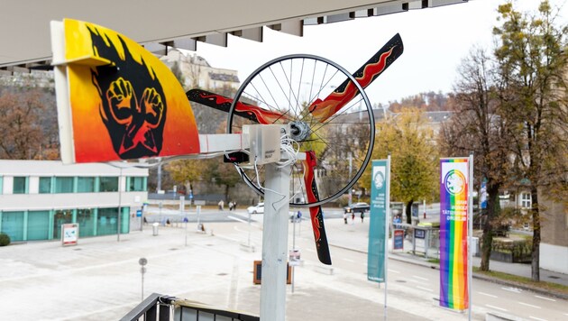 Salzburg hat ein Windrad. Seit Sonntag steht es am Balkon des Uniparks in Salzburg-Nonntal. Doch viel Strom erzeugt es nicht. Denn: Der Wind fehlt. (Bild: Berger Susi)