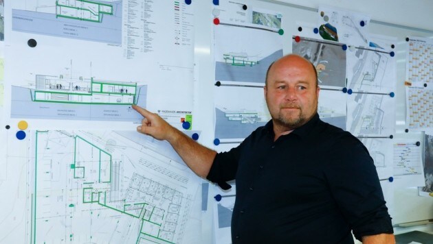 Skischaukel-Vorstand Gerhard Lindorfer mit den Plänen (Bild: Gerhard Schiel)