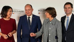 von links: Frankreichs Außenministerin Catherine Colonna, Moldawiens Außenminister Nicu Popescu, Moldawiens Außenministerin Maia Sandu und Rumäniens Außenminister Bogdan Aurescu (Bild: AP Photo/Michel Euler)