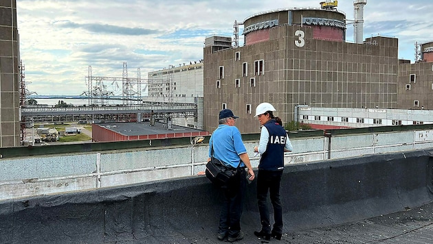 Experten der Internationalen Atomenergiebehörde haben die Schäden nach den jüngsten Angriffen auf das AKW Saporischschja erhoben. Hier im Bild zu sehen: Vizedirektorin Lydie Evrard (rechts) während eines Besuchs Anfang September. (Bild: APA/AFP/International Atomic Energy Agency (IAEA)/Diego Candano Laris)