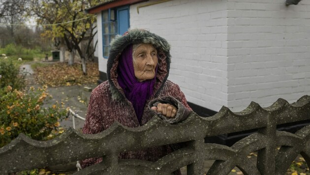 Eine ältere ukrainische Frau in ihrem Garten im Dorf Bilozerka in der Nähe von Cherson (Bild: AFP)