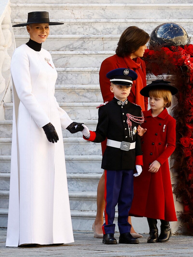 Fürstin Charlene von Monaco, Prinzessin Stephanie Monaco, Prinz Jacques und Prinzuessin Gabriella feiern am 19. November den Nationalfeiertag von Monaco (Bild: APA/Photo by ERIC GAILLARD/AFP)