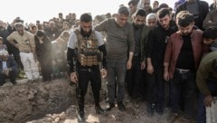 Syrische Kurden nehmen an einer Beerdigung von Menschen teil, die bei türkischen Luftangriffen auf ein Dorf in Nordsyrien getötet wurden. (Bild: The Associated Press)