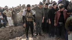 Syrische Kurden nehmen an einer Beerdigung von Menschen teil, die bei türkischen Luftangriffen auf ein Dorf in Nordsyrien getötet wurden. (Bild: The Associated Press)