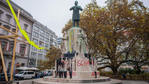 Das umstrittene Lueger-Denkmal in Wien wurde mit schwarzer Farbe überschüttet. (Bild: APA/GEORG HOCHMUTH)