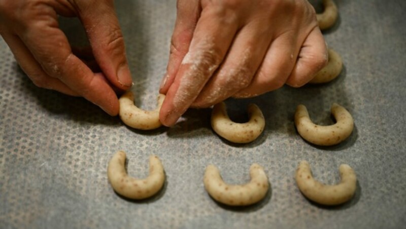 Diese zu Kipferln formen, auf ein Blech mit Backpapier legen und im Ofen bei ca. 180°C Ober-Unterhitze in etwa 6 bis 8 Minuten backen. (Bild: Markus Wenzel)