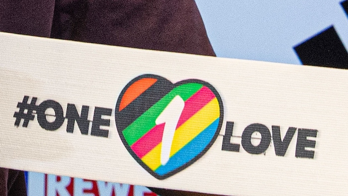 Diese Kapitänsschleife sorgte in Katar für Aufsehen.