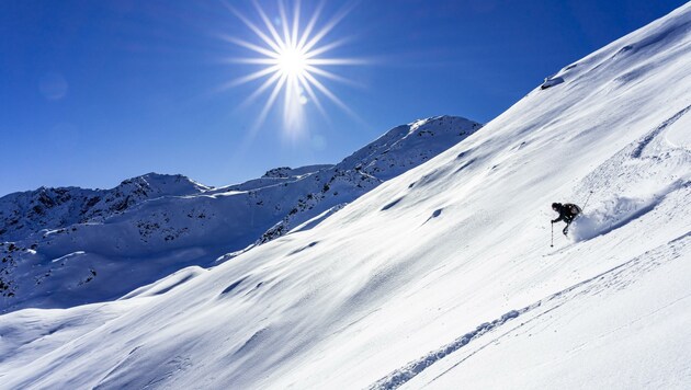 Bei sicheren Verhältnissen sind Tiefschneeabfahrten ein ungetrübter Genuss. (Bild: Lukas Ruetz)