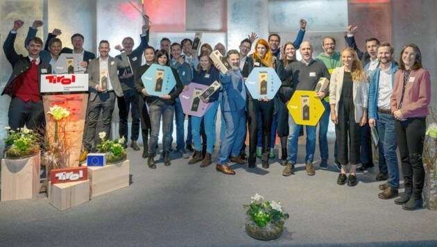 Sieben Tiroler Firmen durften sich über einen der begehrten Cluster-Awards freuen. Die Feier fand in Igls statt. (Bild: Standortagentur Tirol)